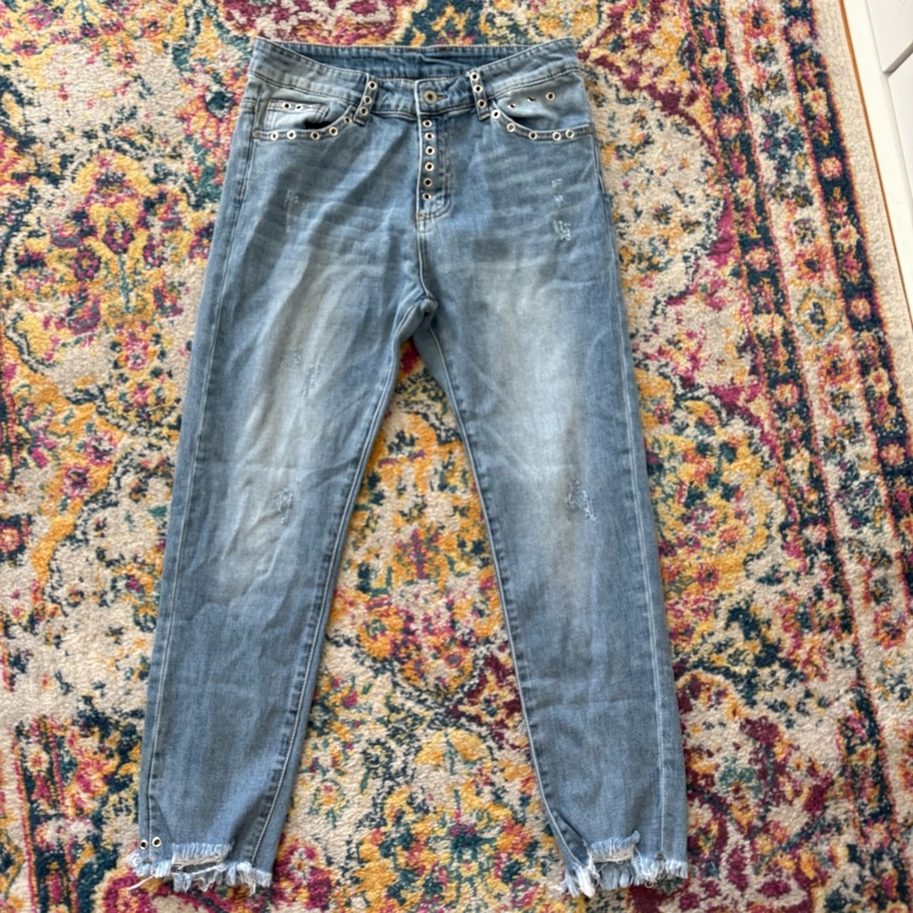 90s Y2K light wash grommet trim jeans raw hem distressed denim